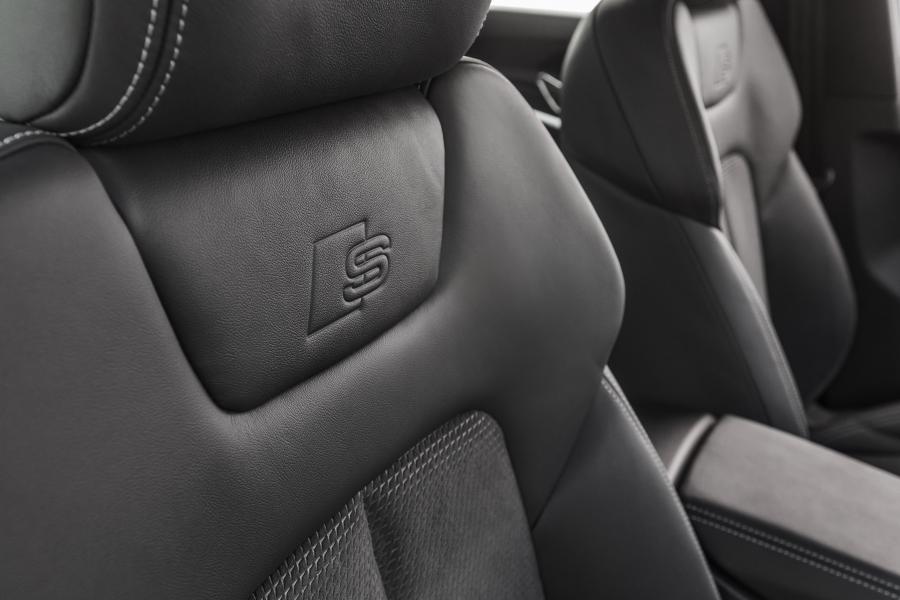 Детали интерьера Audi e-tron 55 Quattro S-Line 2020 года  (LA) (фото 21 из 36)